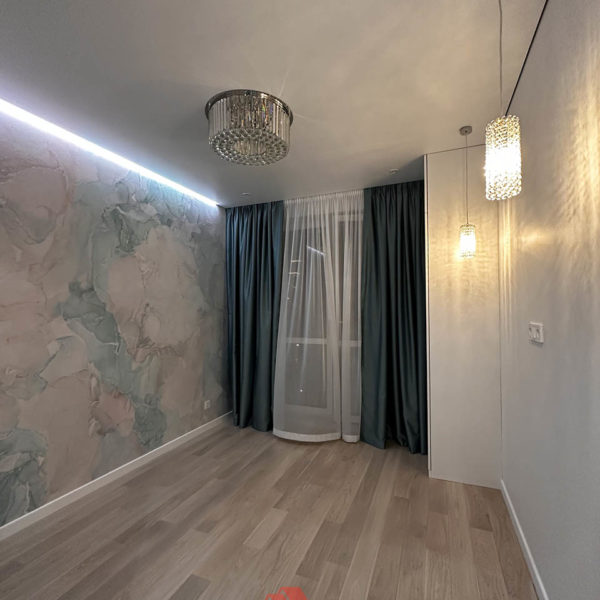 Подсветка потолка, люстра и настенный светильник в спальне